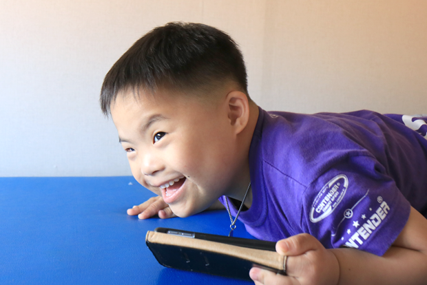 환하게 웃고 있는 준민이