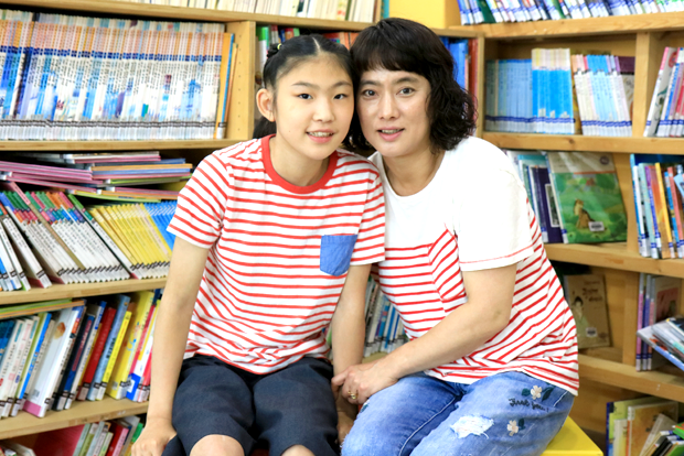 수술 후 회복 중인 혜진이와 엄마 이윤정 씨