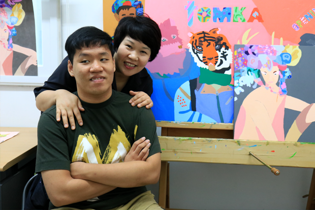 행복한 화가를 꿈꾸는 신동민 씨와 어머니 김완옥 씨