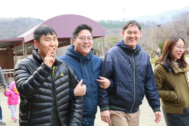 과천시장애인복지관 주간호보센터 장애인들과 봄나들이를 다녀온 볼보자동차코리아 임직원