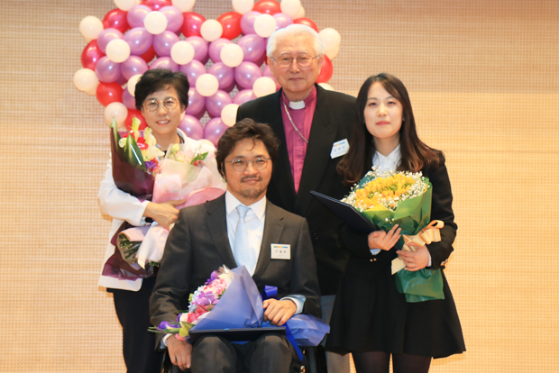 보건복지부 장관 표창을 대신 시상한 김성수 푸르메재단 명예이사장(왼쪽 뒷줄 가운데)과 수상자 두정희 병원 치료실장, 이철재 기부자, 김수현 푸르메재단 선임간사.