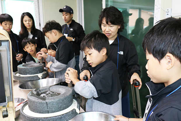 순두부 만들기를 체험하고 있는 가족들