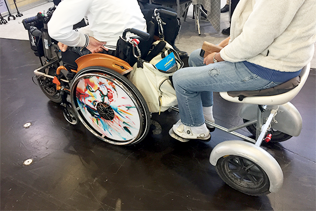 휠체어의 이동을 돕는 보조기기