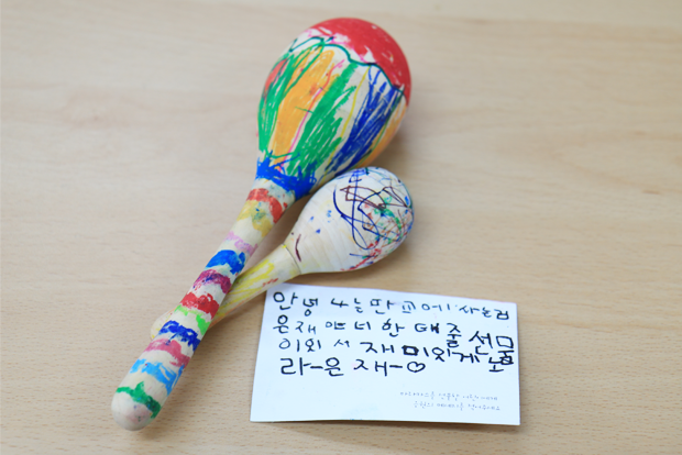 크레파스로 멋을 낸 알록달록 마라카스.