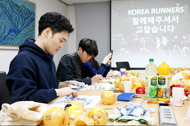 런도네이션 모금액을 확인하고 있는 MRTK