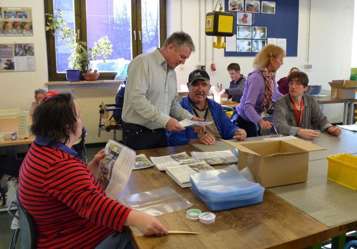  ▲ 중증장애인들이 지도를 받으면서 설명서를 비닐에 넣는 작업을 하는 모습. 단순 작업이지만 이러한 작업을 통해 장애인들은 자신의 존재 가치를 느끼게 된다.