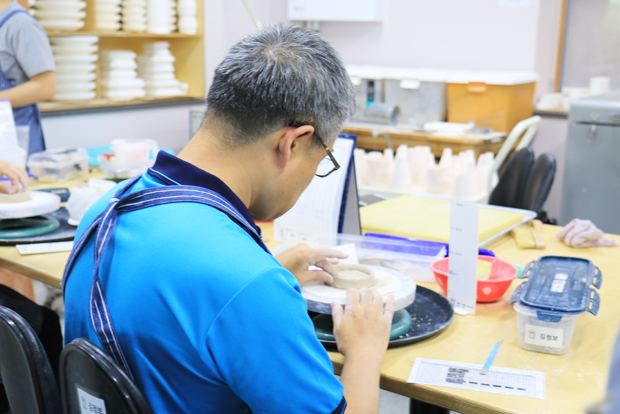 도예 작품을 제작하고 있는 뇌성마비 장애인.