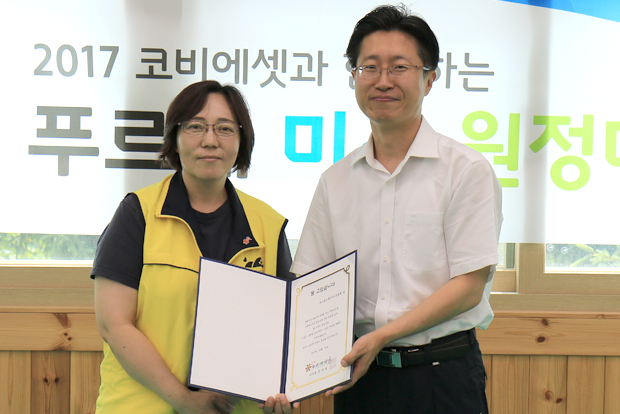 푸르메재단 박금희 사무국장에게 감사장을 전달받은 조준희 원장