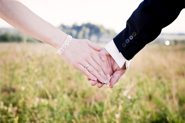 손을 잡은 신부와 신랑