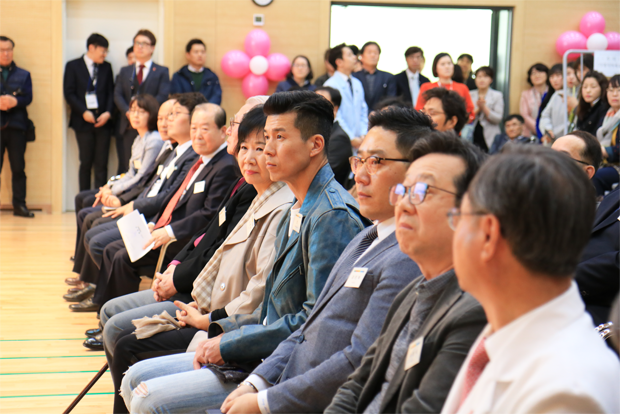 병원 개원 1주년을 축하하기 위해 참석한 기부자와 관계자들.