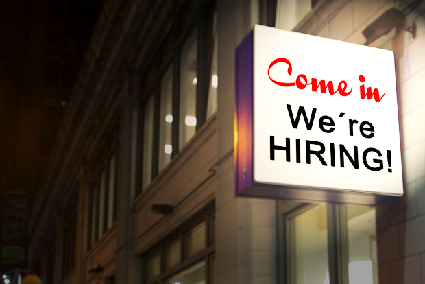 '우리는 채용 중' 이라고 쓰인 간판