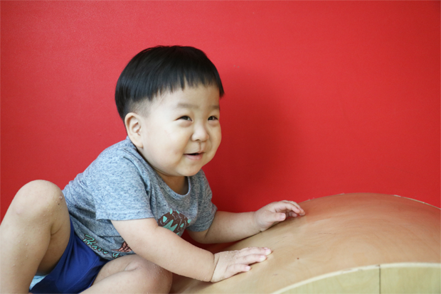 재활치료를 마치고 어린이도서관에서 놀고 있는 현우