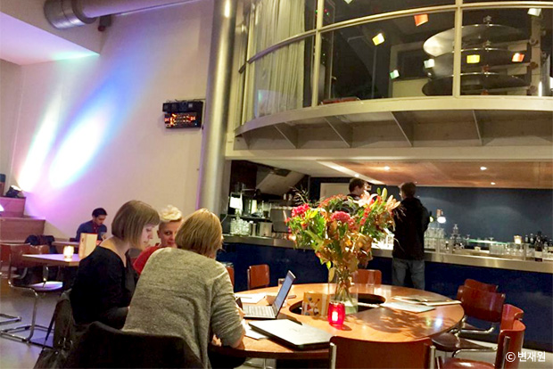 노트북 펴놓고 일하는 사람들