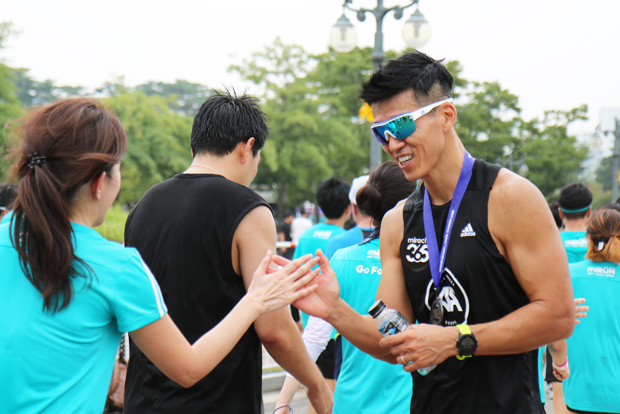 완주한 참가자들을 격려하고 있는 션 홍보대사