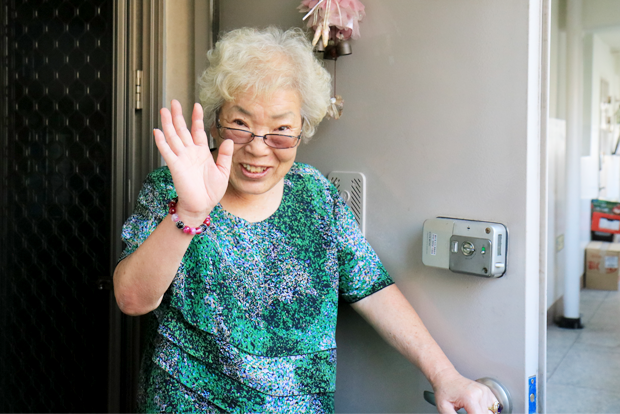 “찾아와줘서 고마워요!” 문 앞에서 배웅하고 있는 이수옥 기부자