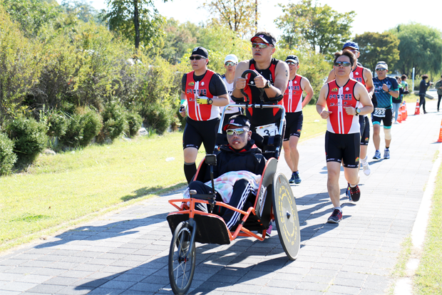 션 홍보대사‧철인 서포터즈와 함께 질주하고 있는 은총부자