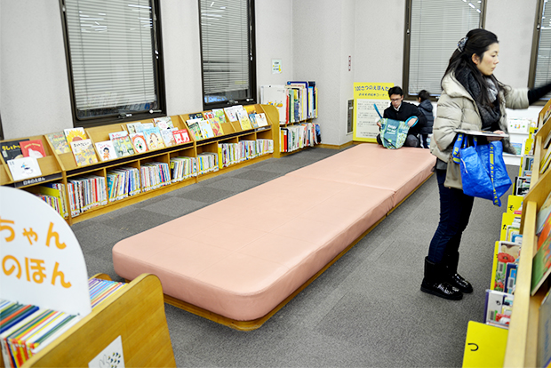 ▲ 아이와 부모가 편안하게 앉아 책을 읽을 수 있도록 마련된 넓은 소파.