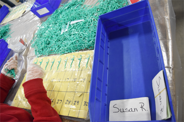 치실을 그림대로 정리한뒤 포장하는 작업