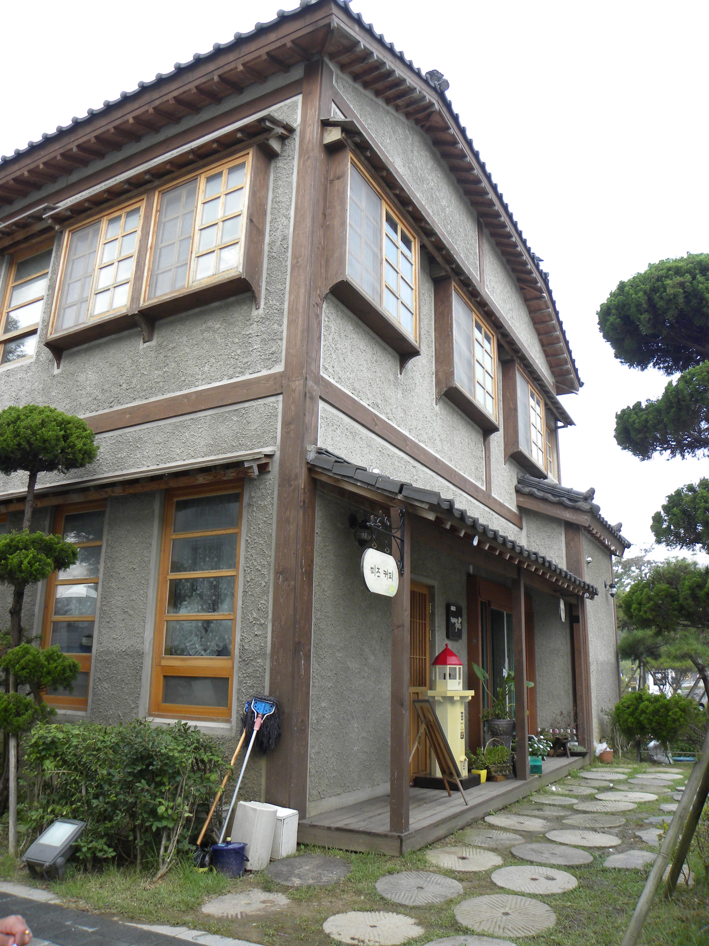 ▲ 아담하고 예쁜 모습과는 달리 휠체어 사용자는 접근할 수 없는 미즈카페