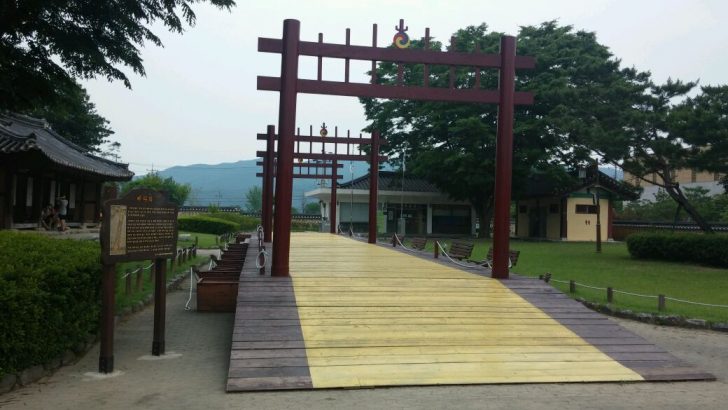 ▲ 다산이 28살 때 한강에 놓은 배다리가 그의 집 앞에 재현되어 있다. 정조 13년(1789년) 양주에 있던 정조의 아버지 사도세자의 묘소를 수원으로 옮길 때 다산이 한강에 만들었던 배다리. 강의 가운데 큰 배를 배치하고 점점 작은 배를 교차시켜 배열한 뒤 바닥에 널빤지를 깔고 홍살문을 세웠다. 젊은 시절 다산의 추진력과 실학정신을 엿볼 수 있다.