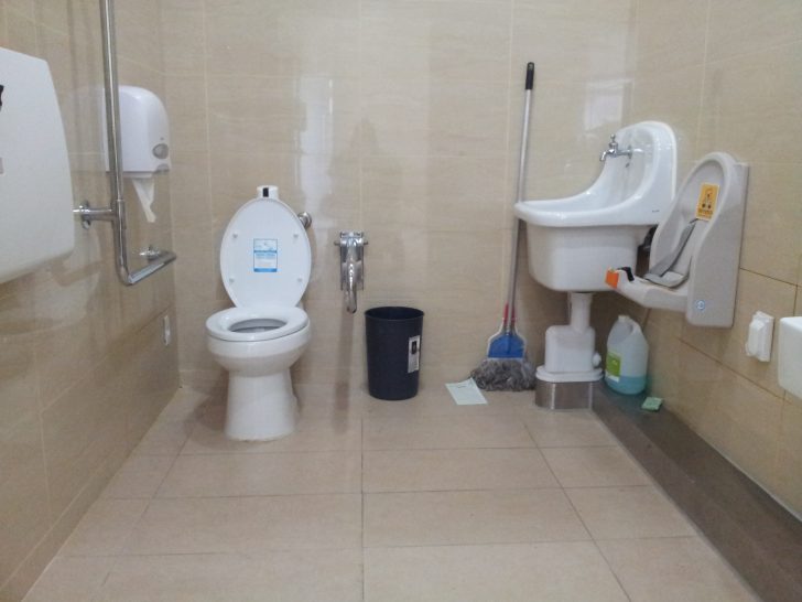 ▲ 김유정 역 앞 레일바이크 체험장 옆에 있는 넓은 규모의 장애인 화장실