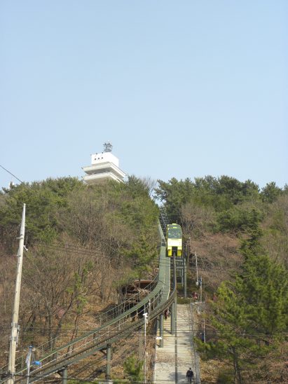 ▲ 계단 옆에 설치된 모노레일 덕분에 휠체어 장애인도 여유롭게 왕제산을 거닌다.