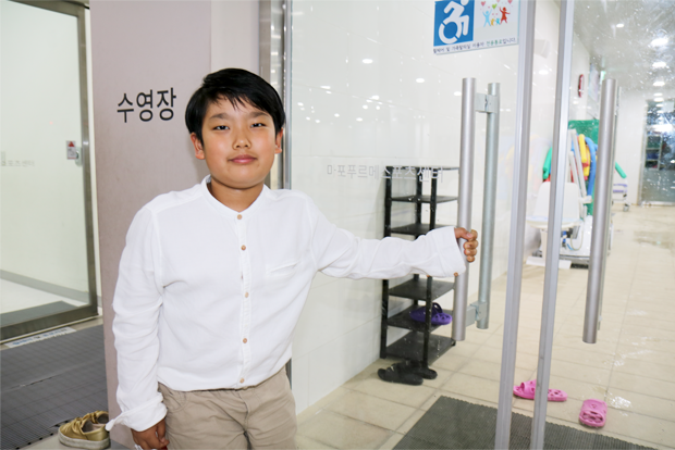 센터에서 장애친구들과 함께 수영을 배우고 있는 김민찬 어린이