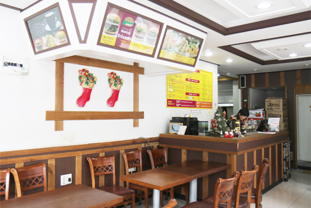 ▲ 옛 추억을 떠올리게 하는 메이킹프렌즈의 내부. 최기월 사장님이 바쁘게 주문 전화를 받고 있다.