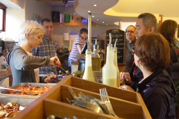 직접 재배한 생산품을 조리‧판매하는 학생들