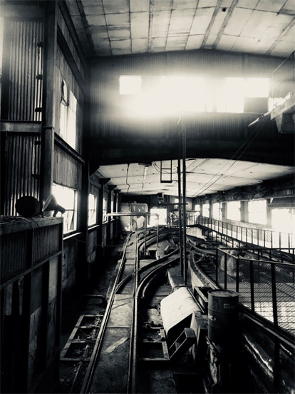 탄광의 컨베이어, 레일 등을 볼 술 있는 조차장