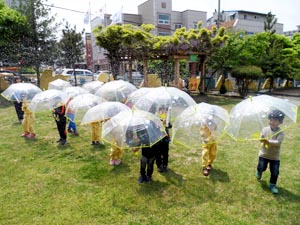 ▲ 빗길 교통사고 예방에 도움이 되는 투명우산 나눔활동을 통해 어린이의 안전을 지키기 위해 노력하는 현대모비스.