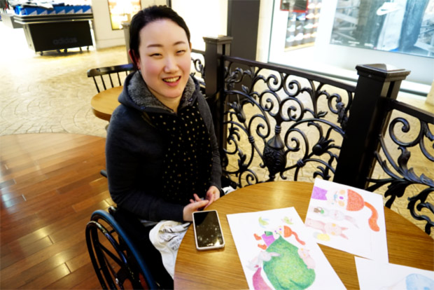 ▲ 앞으로의 꿈을 이야기하며 활짝 웃고 있는 장미정 작가.