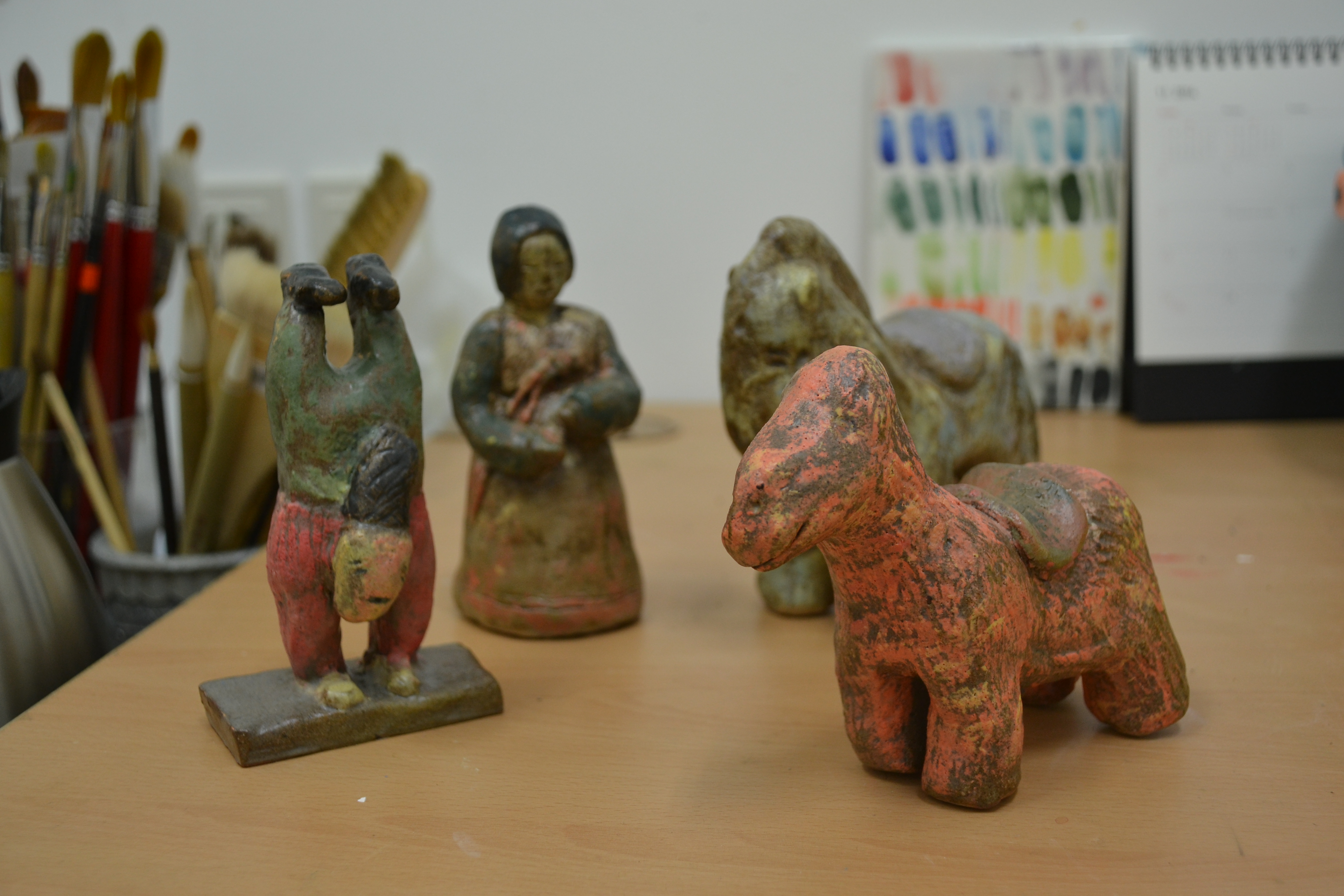 ▲ 물구나무서는 어린꼭두, 여인, 기린을 동영토와 색화장토로 형상화한 도예 작품.