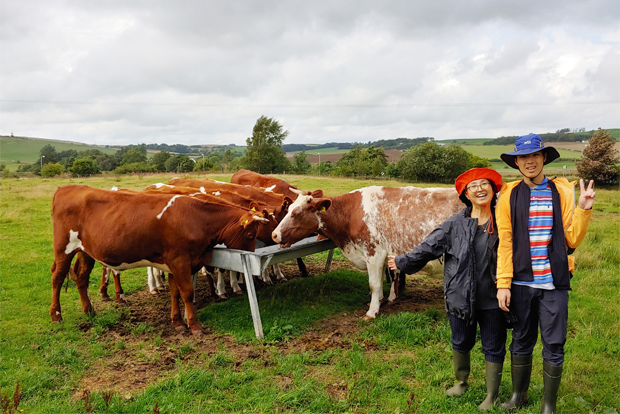 영국 캠프힐에서 즐거운 한 때를 보내고 있는 엄마와 아들. (고경미 씨 제공)