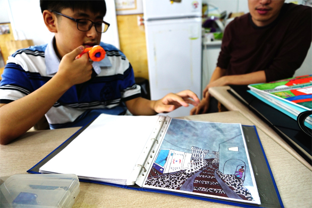 ▲ 김동현 씨가 ‘고속철도 부산 금정 터널’ 작품을 설명하고 있다.