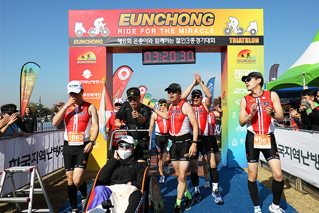 3시간 20분대의 기록으로 결승점을 통과하고 있는 은총부자