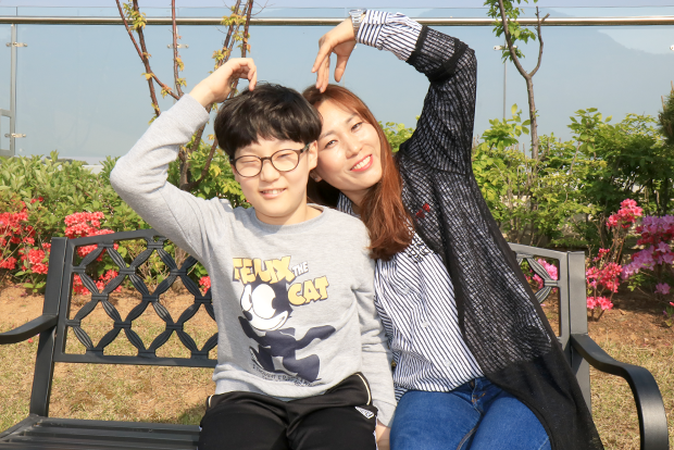 뇌병변 장애가 있는 장태환 어린이와 엄마 김강임 씨.