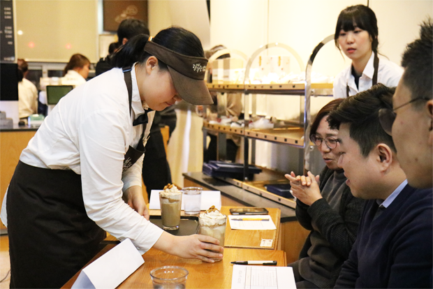 심사위원에게 창작음료를 서빙하는 김현아 바리스타