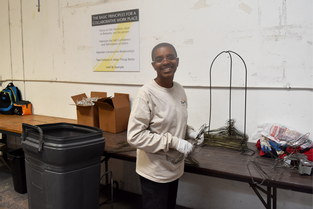 프로덕션 센터에서 밝게 웃으며 일하는 장애인