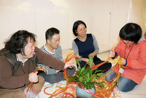 스누젤렌 시간에 꽃밭을 만들며 안정을 취하고 있는 세 사람