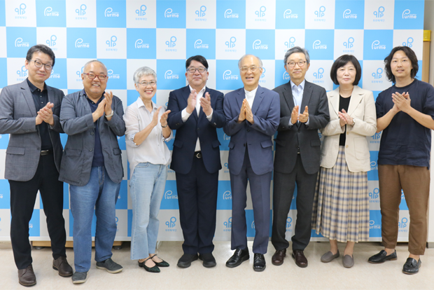 SK하이닉스가 건립비 기부와 운영 협력을 약속한 협약식에서 기쁨을 나누는 관계자들