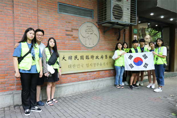 대한민국이 뿌리 내린 상하이 임시정부 청사 앞에서