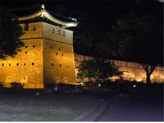 ▲ 밤에는 조명이 비추고 있어 운치있는 야경을 자아내는 수원화성