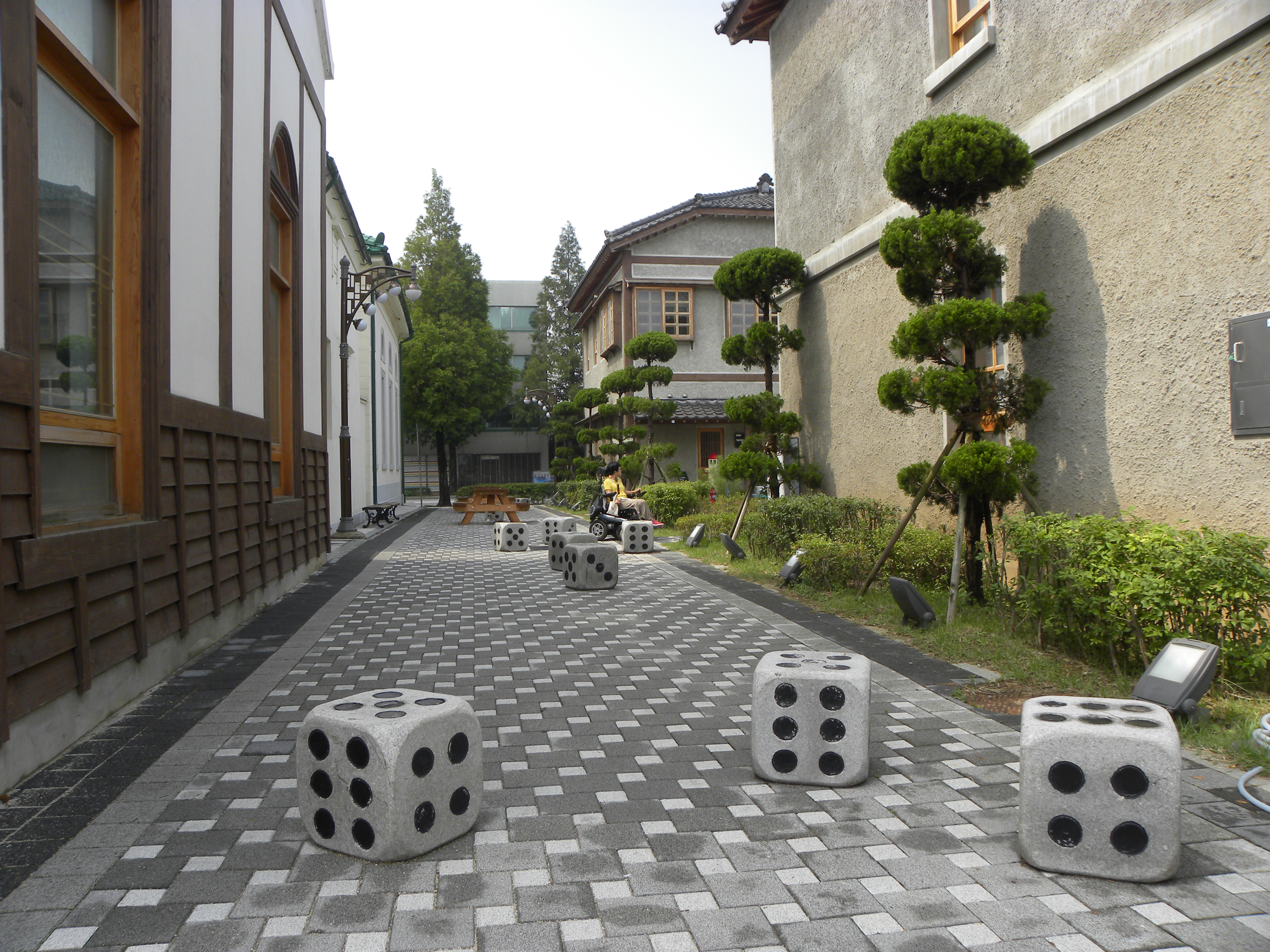 ▲ 골목 곳곳에는 주사위 의자 등으로 쉼터가 마련되어 있다.