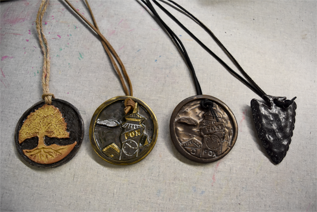 장애인들이 제작한 도자기 메달.