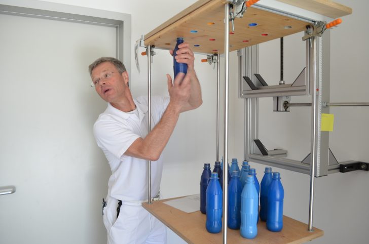 ▲ 플라스틱 병을 끼우는 시범을 보이고 있는 물리치료장