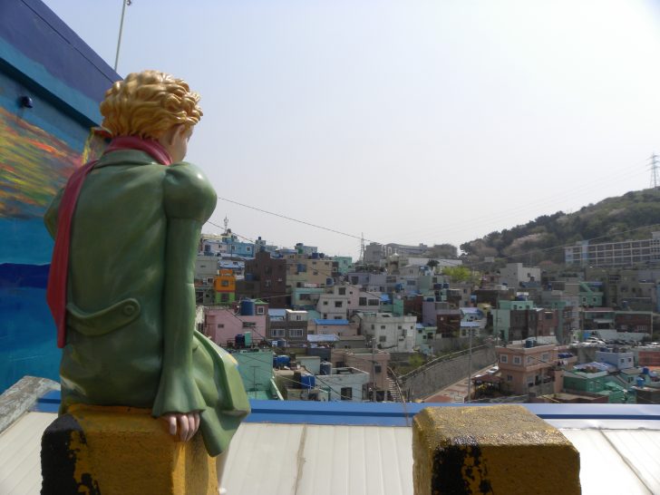 ▲ 마을을 내려다보고 있는 어린왕자 조형물