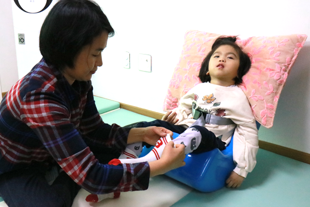 하루 24시간 엄마의 돌봄이 필요한 아라