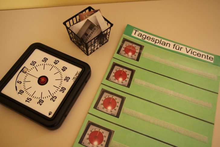 ▲ 시간을 숫자가 아닌 색깔로 인식하도록 만들어진 ‘타임타이머’. 시간을 입력하고 작동시키면 빨간색이 줄어들어 시간이 감소하는 것을 인지할 수 있다. 벨크로(찍찍이)로 된 이미지를 부착해 타임스케줄을 만들 수 있는 것이 특징.