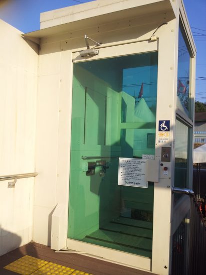 ▲ 휠체어를 사용하는 장애인들이 레이바이크 체험장으로 이동할 수 있도록 설치된 리프트